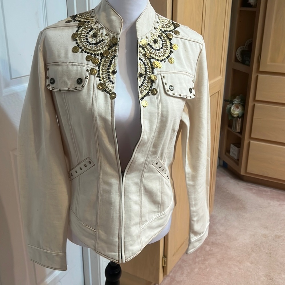 Spectacular decorated short jacket.